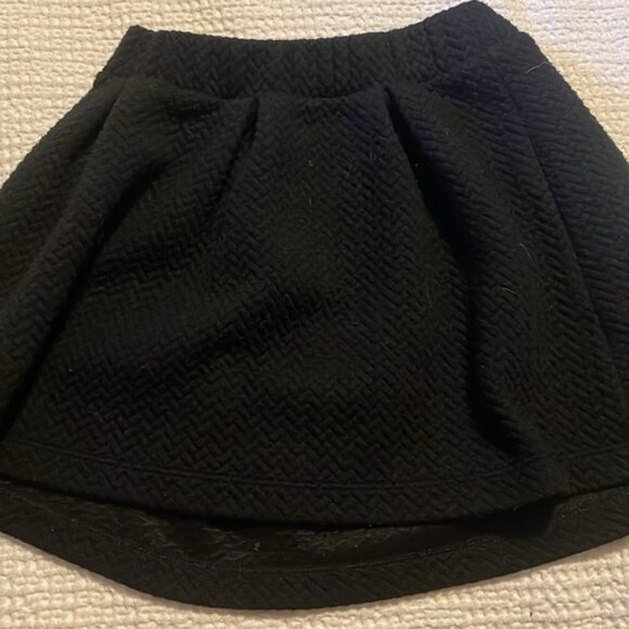 Girls black chevron knit skirt 5/$20 - Picture 3 of 4